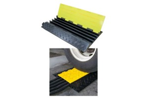 Protector de Cables y Mangueras Qrubber 15Tn 4 canales 90cm Protector de Cables y Mangueras Qrubber 15Tn 4 canales 90cm